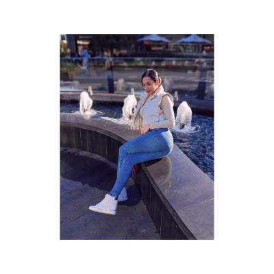 Chica española de mente abierta,