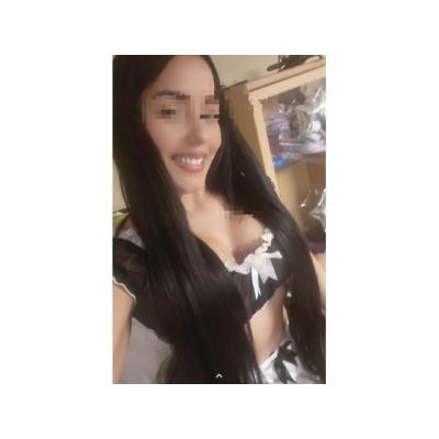 con una sonrisa traviesa