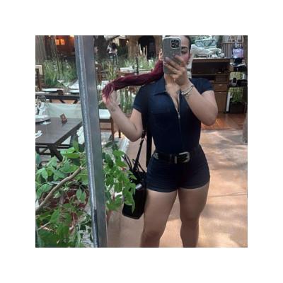 Celeste linda y resaltantes curvas