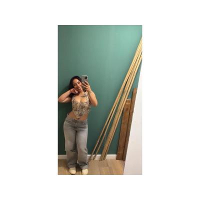 Celeste linda y resaltantes curvas