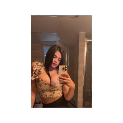 Latina dulce por fuera, salvaje por dentro