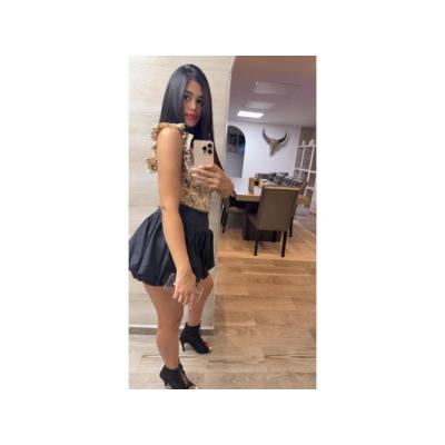 Latina dulce por fuera, salvaje por dentro