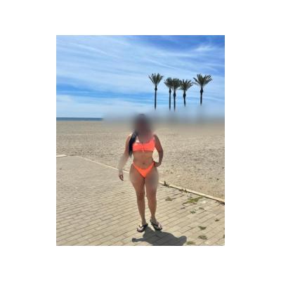 Karla unas curvas resaltantes