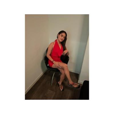 CHICA ARDIENTE  DE COÑO APRETADO