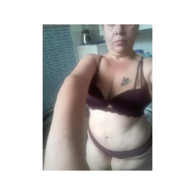 Madura latina señora alta y rellenita