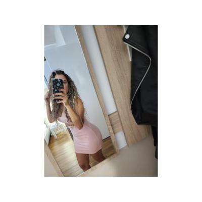 Joven, morena, salvaje.