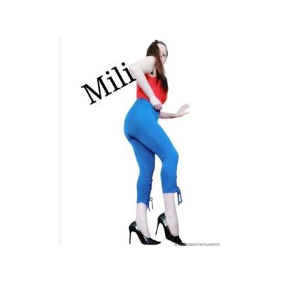 Mili y amiga en la aldea