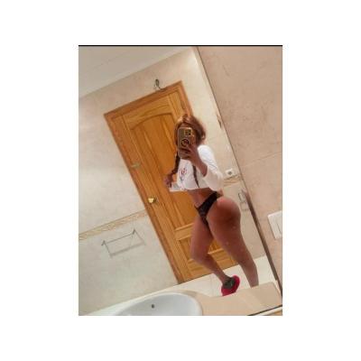 Mia una morena dominicana en Salt, Girona
