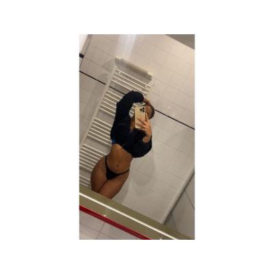 COLOMBIANA JOVEN RECIEN LLEGUÉ