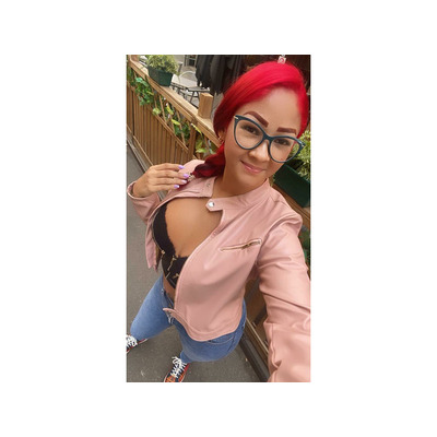 peliroja muy complaciente