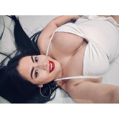 ERIKA TETONA EXUBERANTE