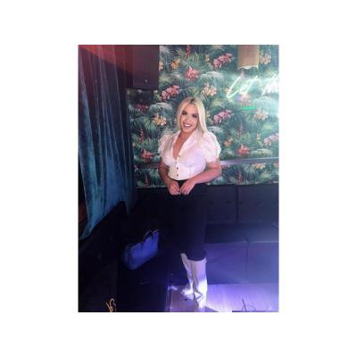 Joven española trans, la bomba dorada