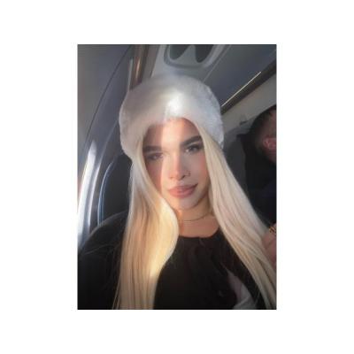 Joven española trans, la bomba dorada