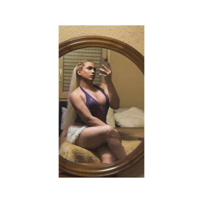 Joven española trans, la bomba dorada