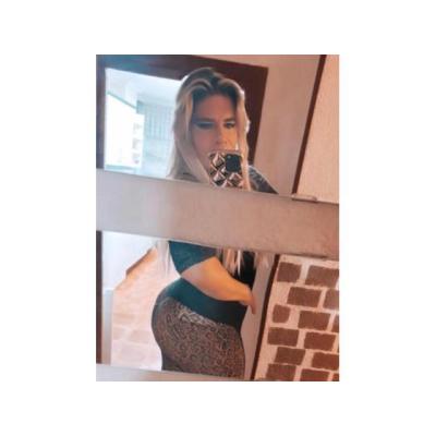 VICKY LA BOMBON LA ÚNICA LA INIMITABLE