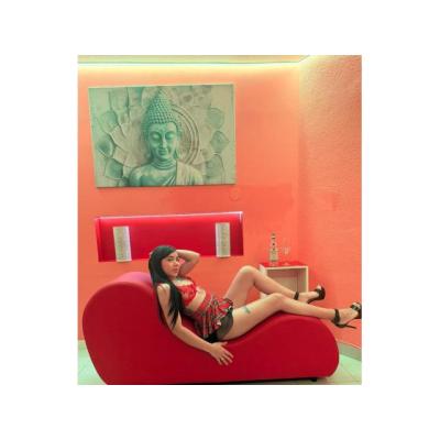 MIA: Latina joven de curvas marcadas