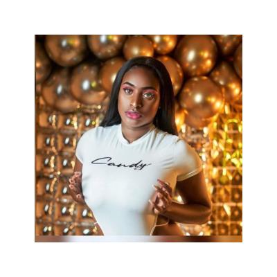 Joven seductora con actitud atrevida