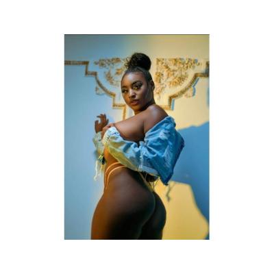 Joven seductora con actitud atrevida