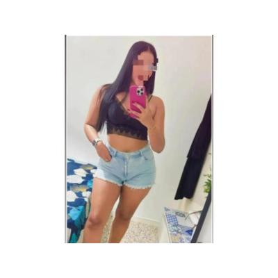 Hermosa jovencita cercana con saber estar