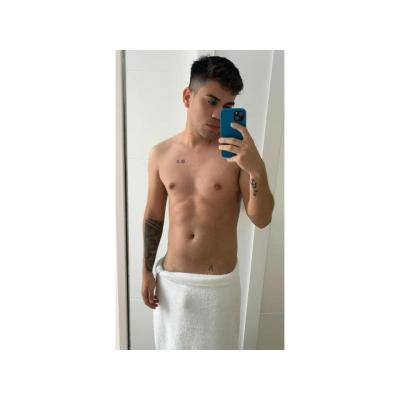 BRUNO ATRACTIVO JOVEN LATINO  NOVEDAD