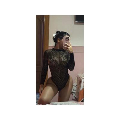 Una latina encantadora  acercarse