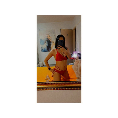 joven fiestera muy alegre