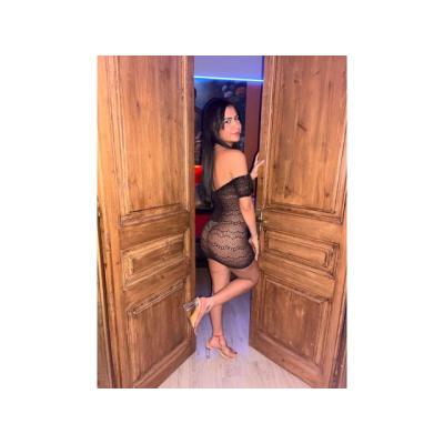 ISABELA: Discreta, elegante y lista . . .