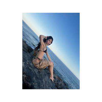  JOVEN LATINA CARIÑOSA Y CALIENTE 