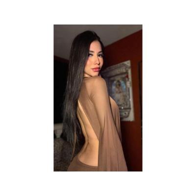  JOVEN LATINA CARIÑOSA Y CALIENTE 