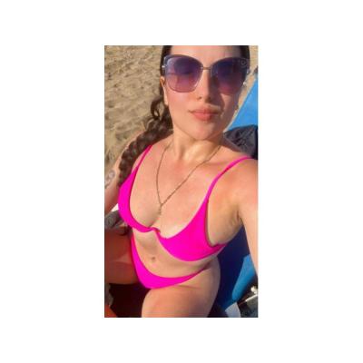 Luna hermosa joven pocos días en Melilla