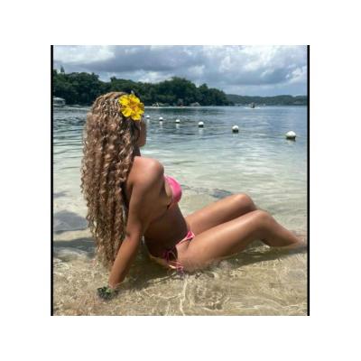 MUJER COMPLACIENTE LLENA DE AMOR Y PLACER