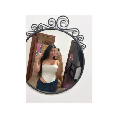 ELEGANTE Y NATURAL , VENEZOLANA