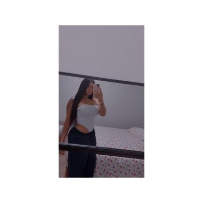 ELEGANTE Y NATURAL , VENEZOLANA
