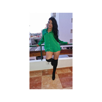 bella con ganas de playa y fiesta