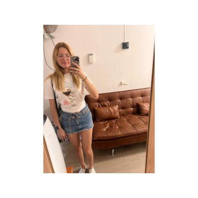 Hermosa rubia, recién llegada
