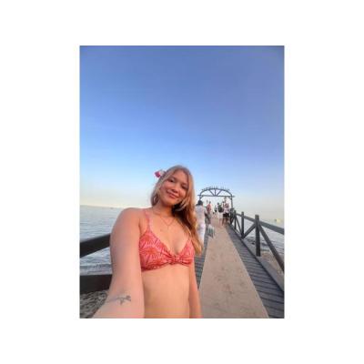 Hermosa rubia, recién llegada
