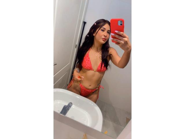 Isis joven delgada morena fiestera