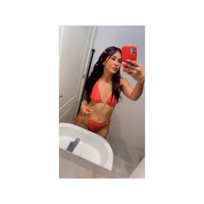 Isis joven delgada morena fiestera