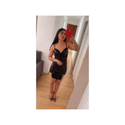 Isis joven delgada morena fiestera