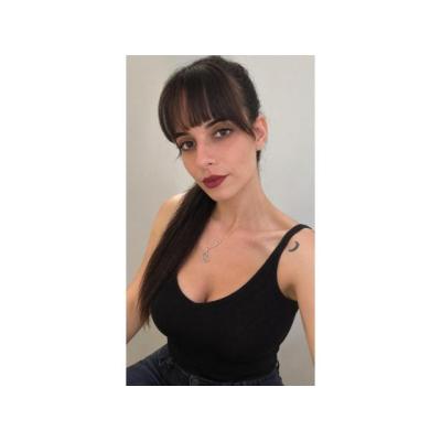 CLAUDIA ALEGRE Y CON MUCHO ENCANTO