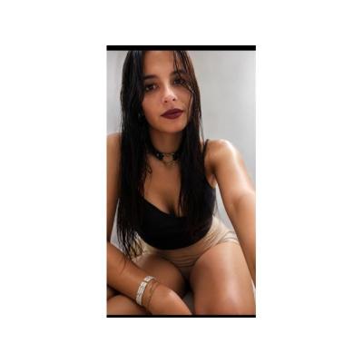 CLAUDIA ALEGRE Y CON MUCHO ENCANTO