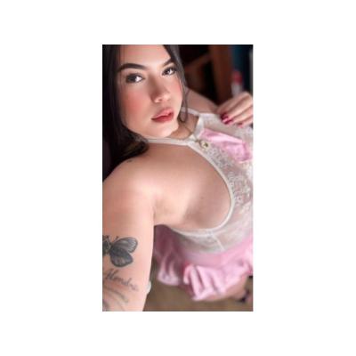 Sensual latina en playa de aro