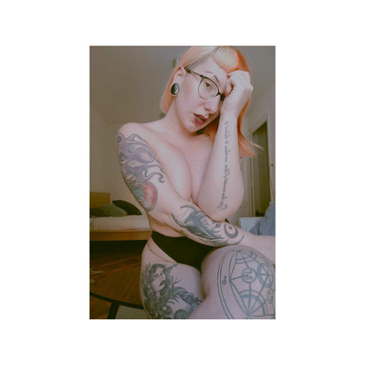 Escort GFE & Femdom tatuada