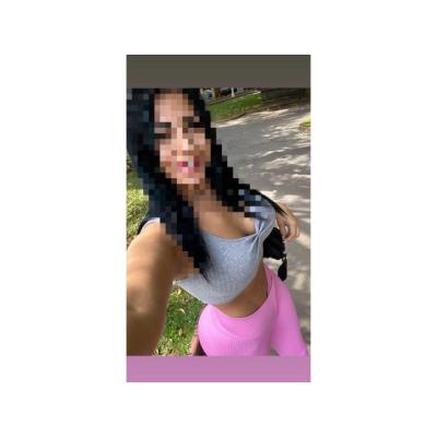 guapísima latina juguetona
