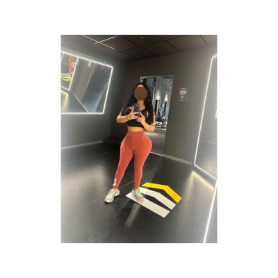 guapísima latina juguetona