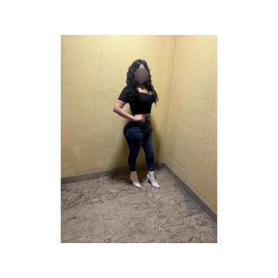 guapísima latina juguetona