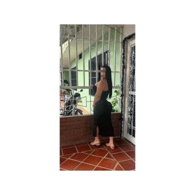 guapísima latina juguetona