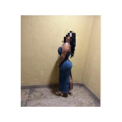 guapísima latina juguetona