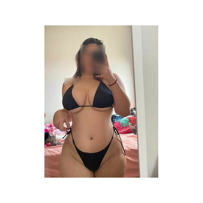 FIESTERA Y JUGUETONA JOVENCITA.