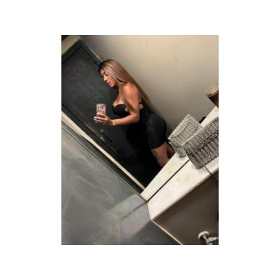 hermosa morena trans fiestera y dominante